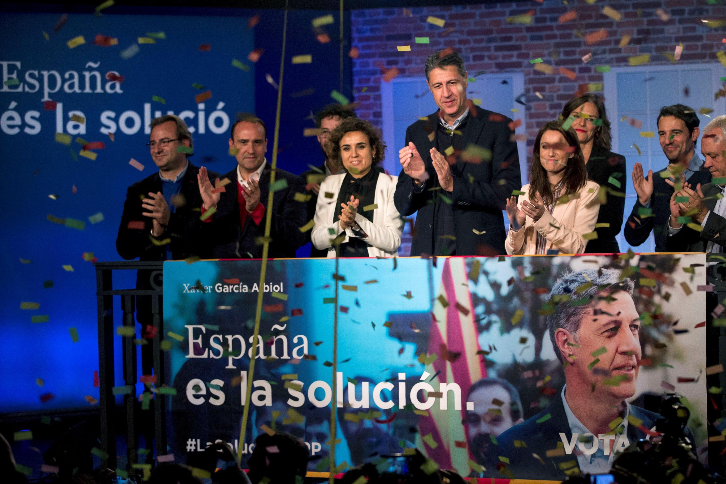 Il candidato del PP, Xavier Garcia Albiol, applaude lo slogan del suo partito prima delle elezioni regionali catalane, il cartellone recita: “La Spagna è la soluzione”. Albiol combatte la causa indipendentista in minoranza