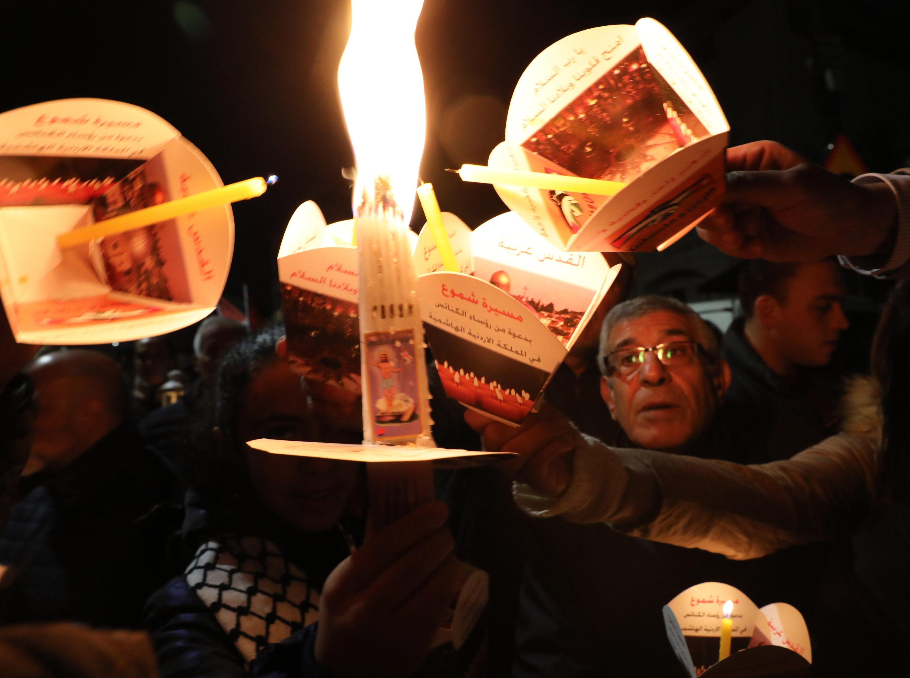 Ad Amman gruppi di fedeli sfilano in una marcia pacifista di candele