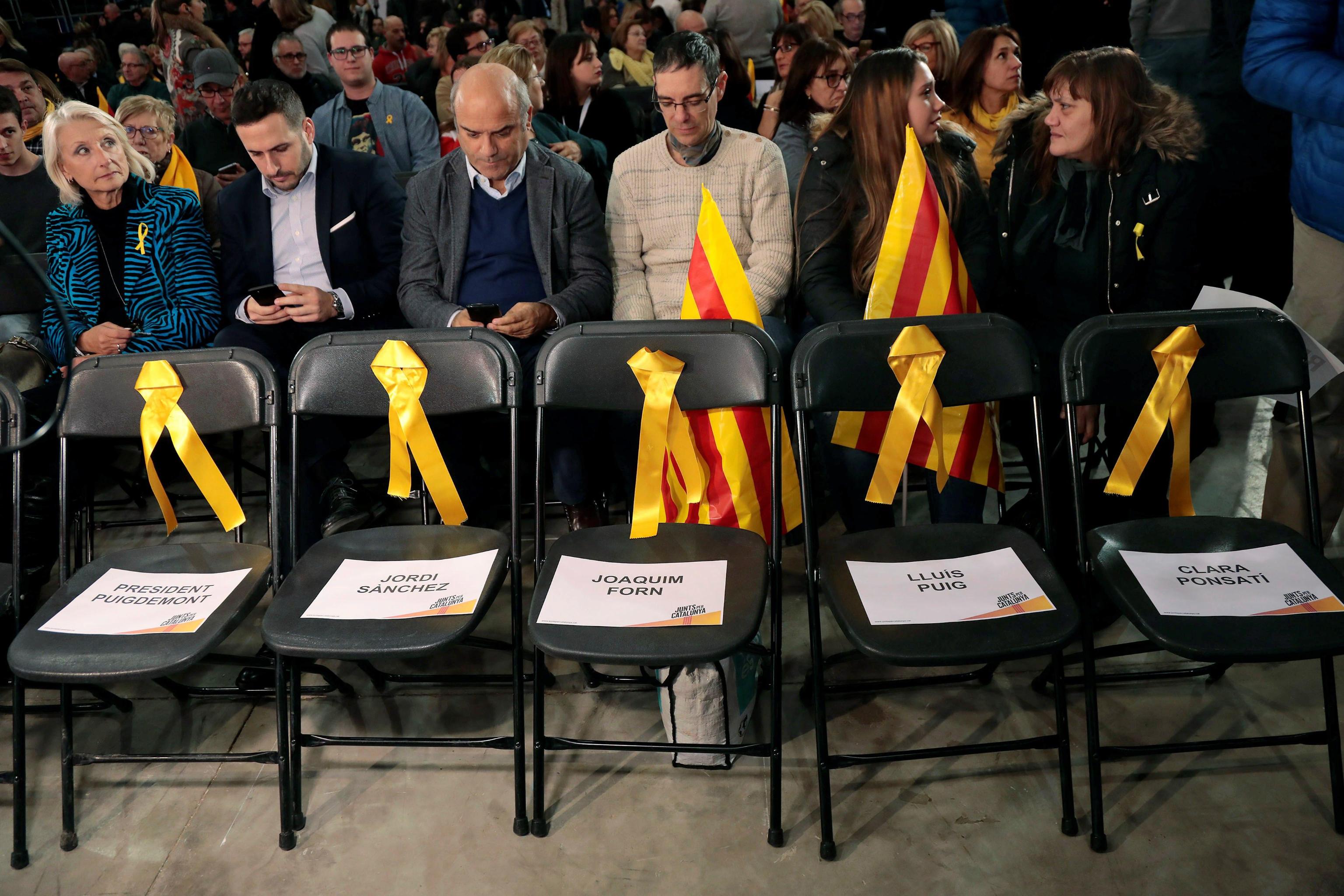 Altri seggi vacanti in tributo all’ex presidente Carles Puigdemont e ai candidati rimasti a Bruxelles, insieme al precedente presidente dell’Assemblea Nazionale Catalana Jordi Sanchez. Le elezioni catalane si terranno a Barcellona il 21 dicembre.