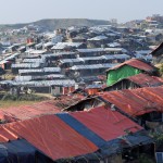 La plastica sopra le tende dovrebbe offrire protezione dalla pioggia