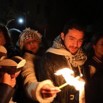Alcuni fedeli giordani accendono le loro candele per prendere parte al corteo