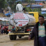 Una cisterna per la distribuzione dell'acqua che reca la scritta "Emergenza Rohingya"
