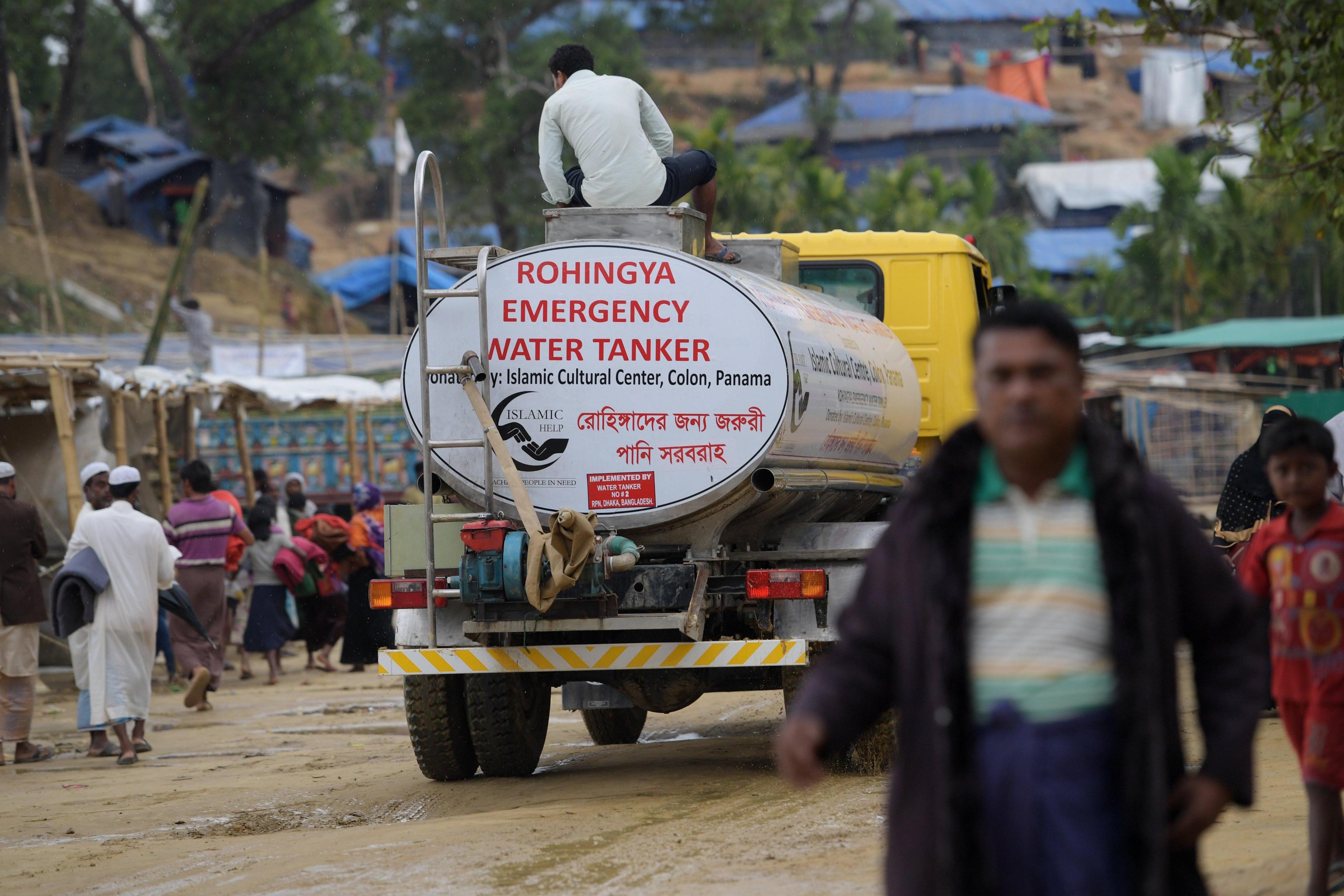 Una cisterna per la distribuzione dell'acqua che reca la scritta "Emergenza Rohingya"