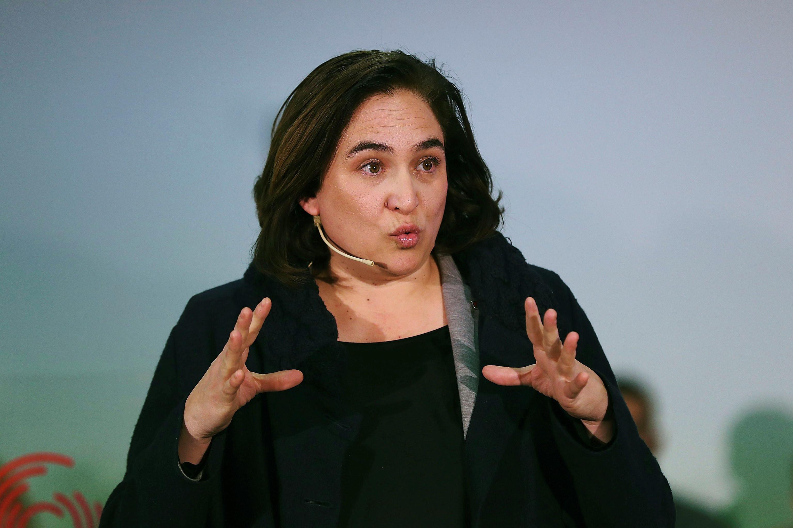 La sindaca di Barcellona e candidata del partito “Catalunya en Comu-Podem”, Ada Colau, parla durante il meeting.