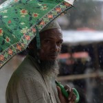 Un uomo attraverso le strade del campo profughi di Balukhali, vicino Cox's Bazar