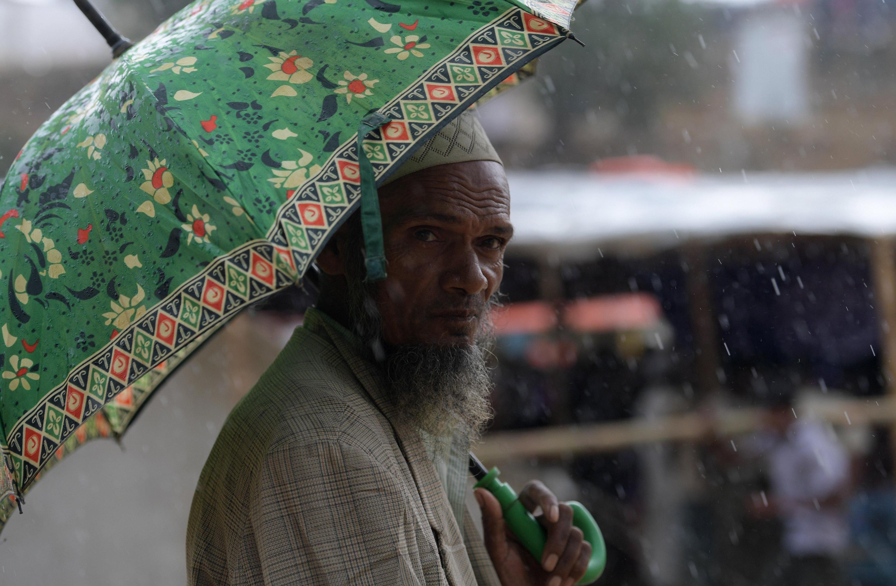 Un uomo attraverso le strade del campo profughi di Balukhali, vicino Cox's Bazar