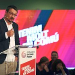 Il candidato principale del partito della sindaca, Xavier Domenech, arringa la folla dell’Hospitalet de Llobregat di Barcellona.