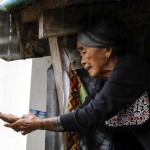 Lo strumento più efficace di Whang-old però sono le sue mani. Qui mentre se le lava sotto l’acqua piovana