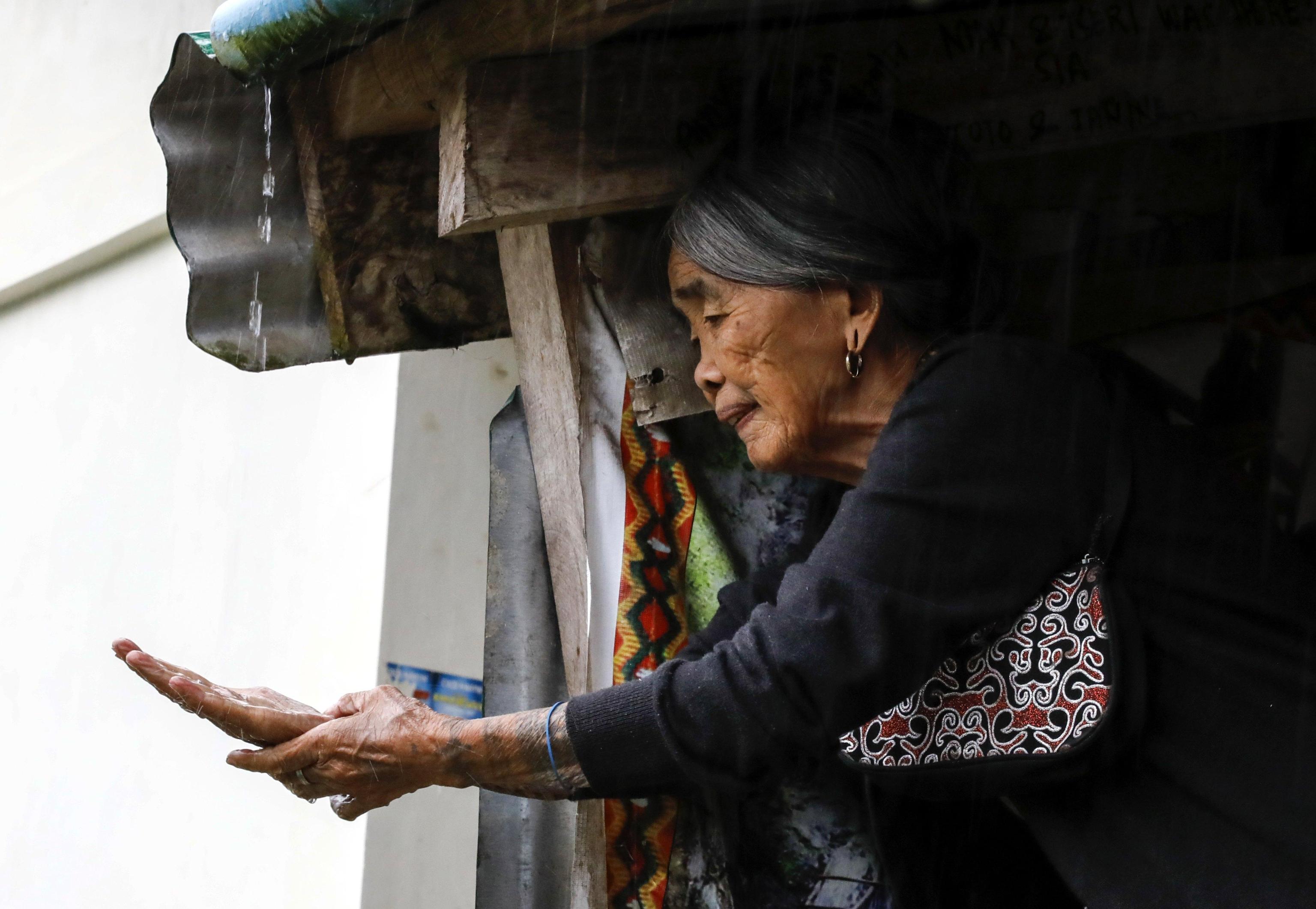 Lo strumento più efficace di Whang-old però sono le sue mani. Qui mentre se le lava sotto l’acqua piovana