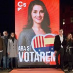La candidata del partito “Ciudadanos”, Ines Arrimadas, posa con il presidente Albert Rivera. Lo slogan è “Voteremo per il sì”.