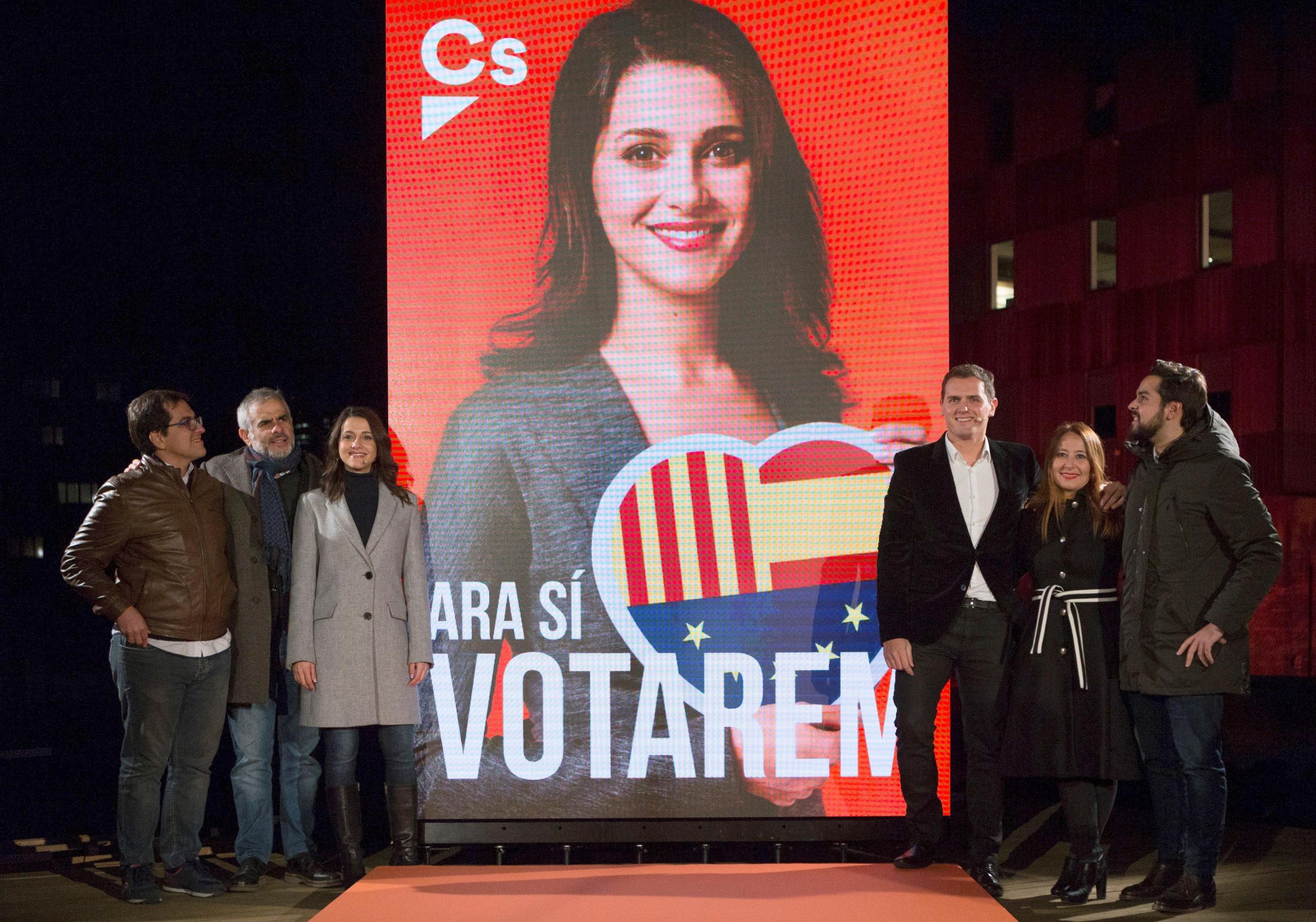 La candidata del partito “Ciudadanos”, Ines Arrimadas, posa con il presidente Albert Rivera. Lo slogan è “Voteremo per il sì”.