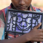 Un bambino Rohingya tiene stretto un testo scolastico al campo profughi di Jamtoli, vicino Cox's Bazar