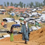 Un uomo cammina lungo un sentiero del campo di Balukhali
