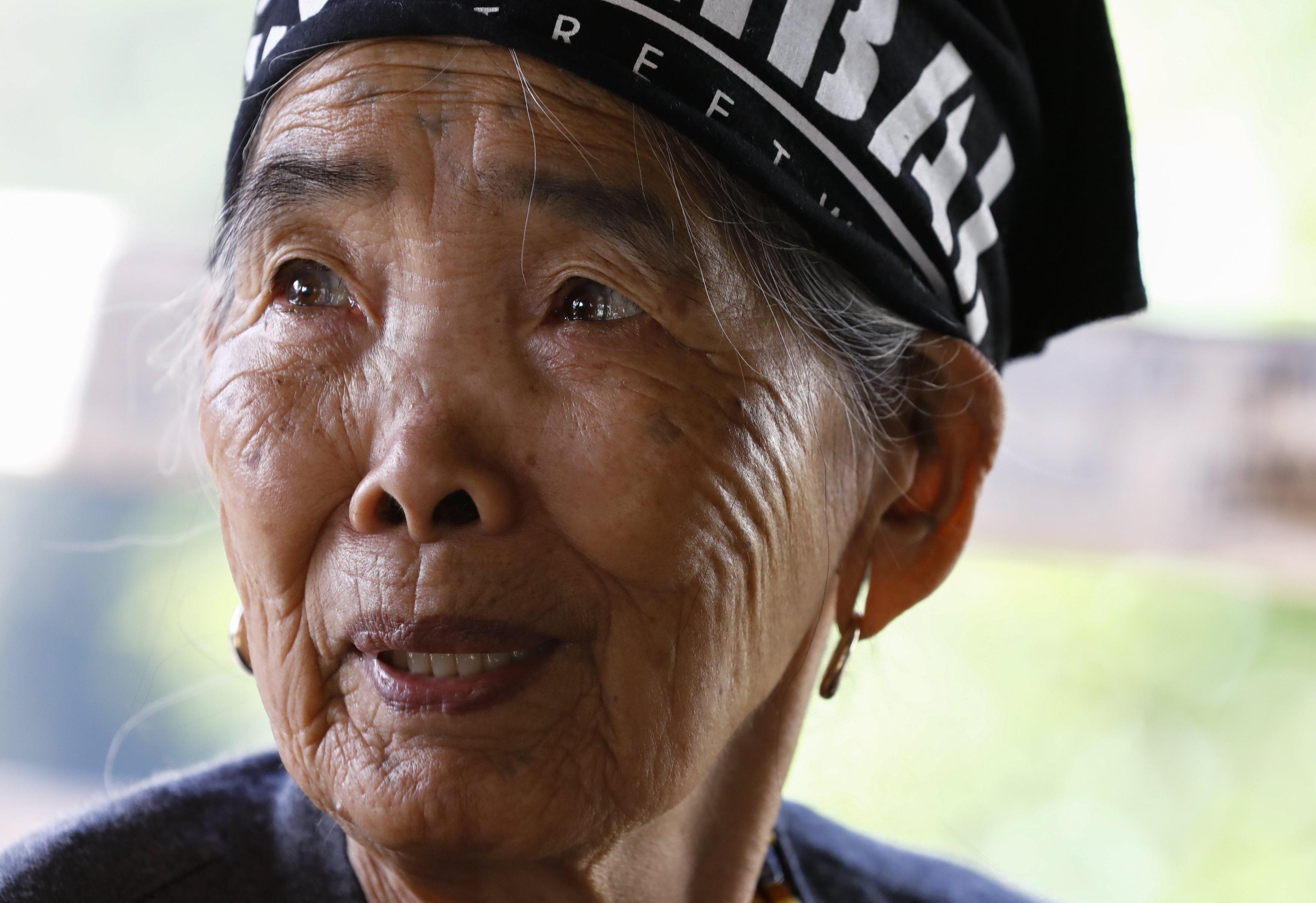 Un primo piano di Whang-Old in tutta la sua leggerezza. Novanta e passa anni e non sentirli