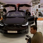 Molta attenzione ha suscitato lo stand Tesla, con la Model X in versione 7 posti Molta attenzione ha suscitato lo stand Tesla, con la Model X in versione 7 posti
