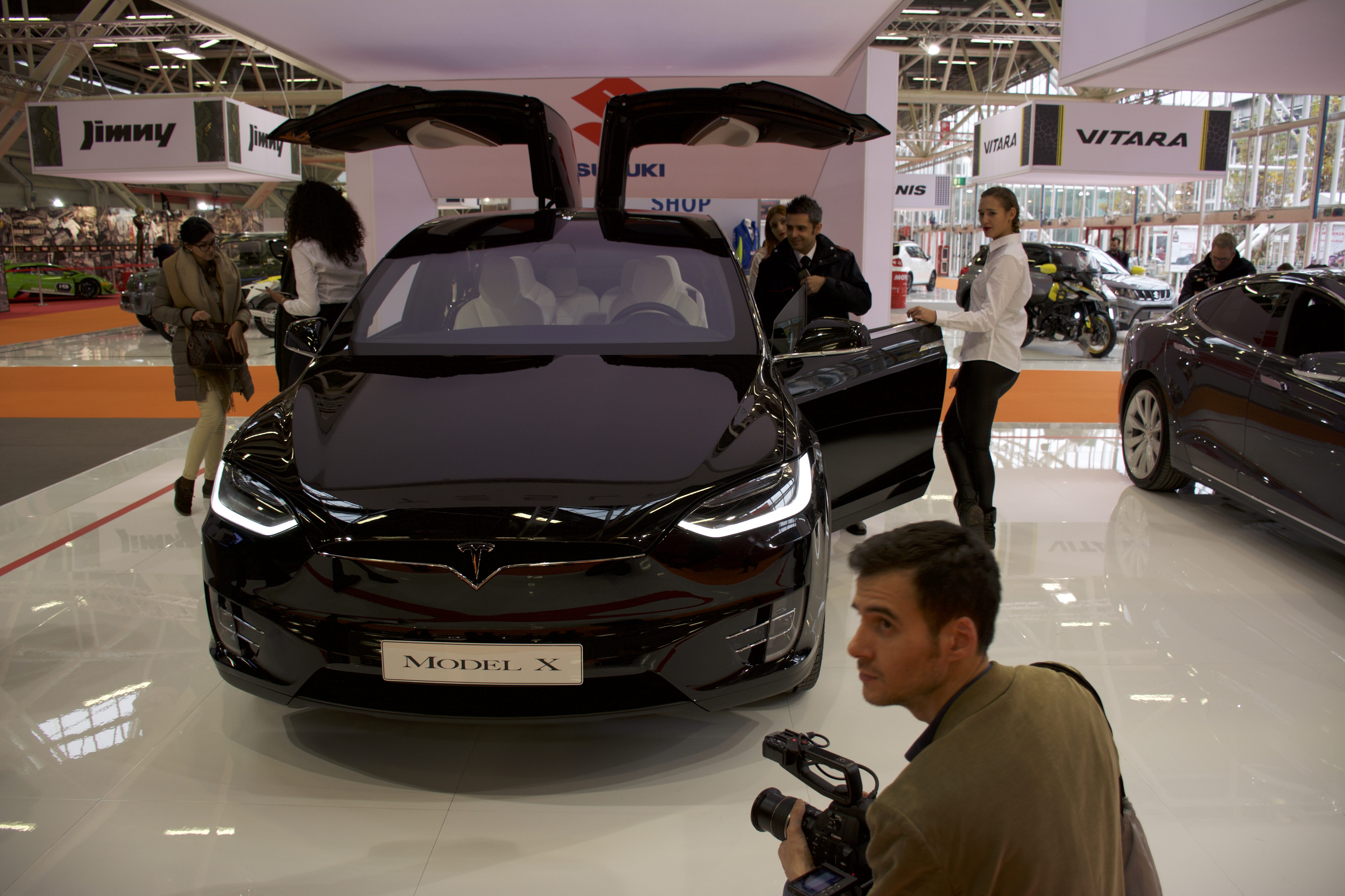 Molta attenzione ha suscitato lo stand Tesla, con la Model X in versione 7 posti Molta attenzione ha suscitato lo stand Tesla, con la Model X in versione 7 posti