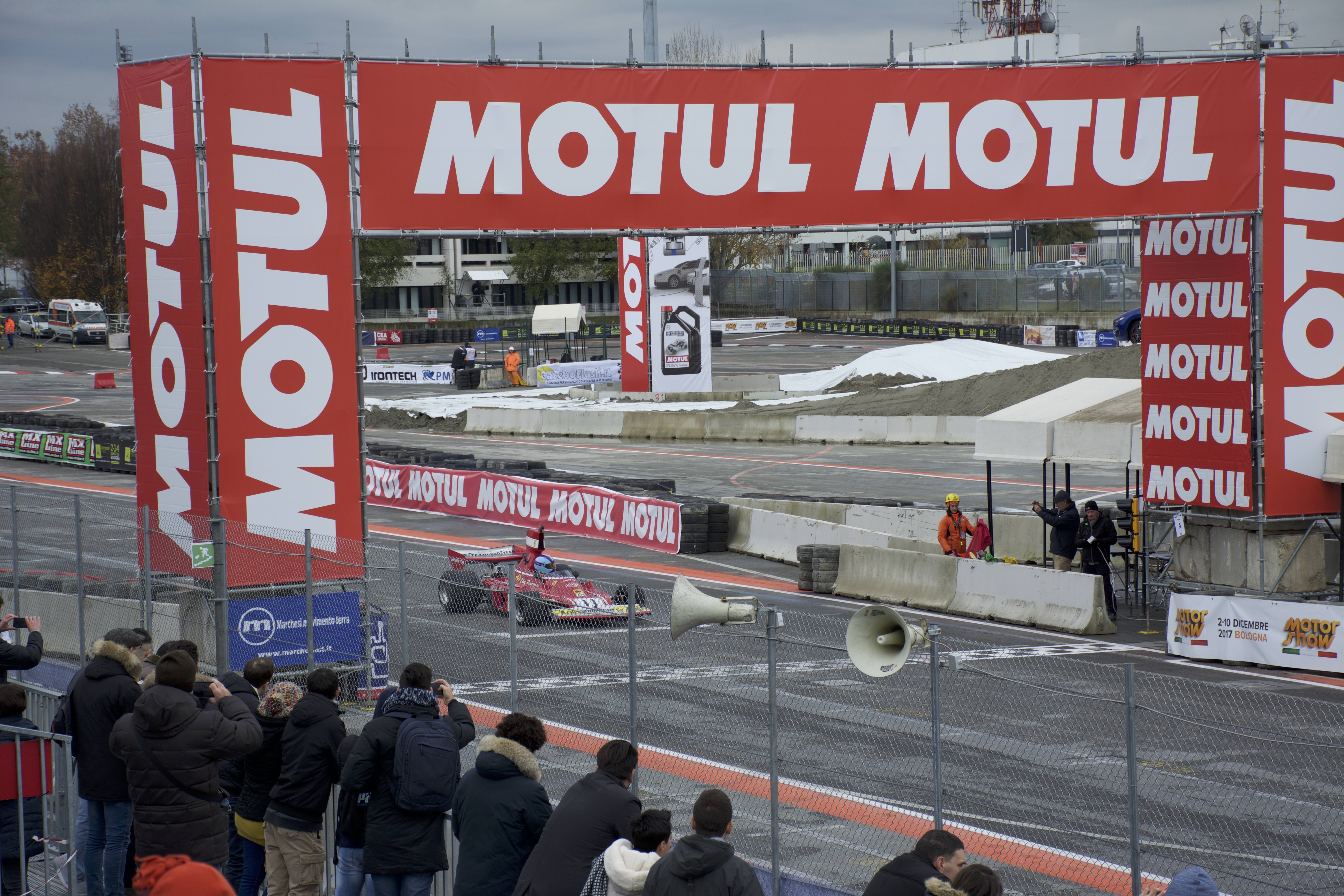 Nella Motul arena hanno sfilato le monoposto toriche, come la Ferrari di Clay Ragazzoni Nella Motul arena hanno sfilato le monoposto toriche, come la Ferrari di Clay Ragazzoni