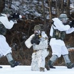 I soldati utilizzano tute mimetiche adatte alla stagione invernale