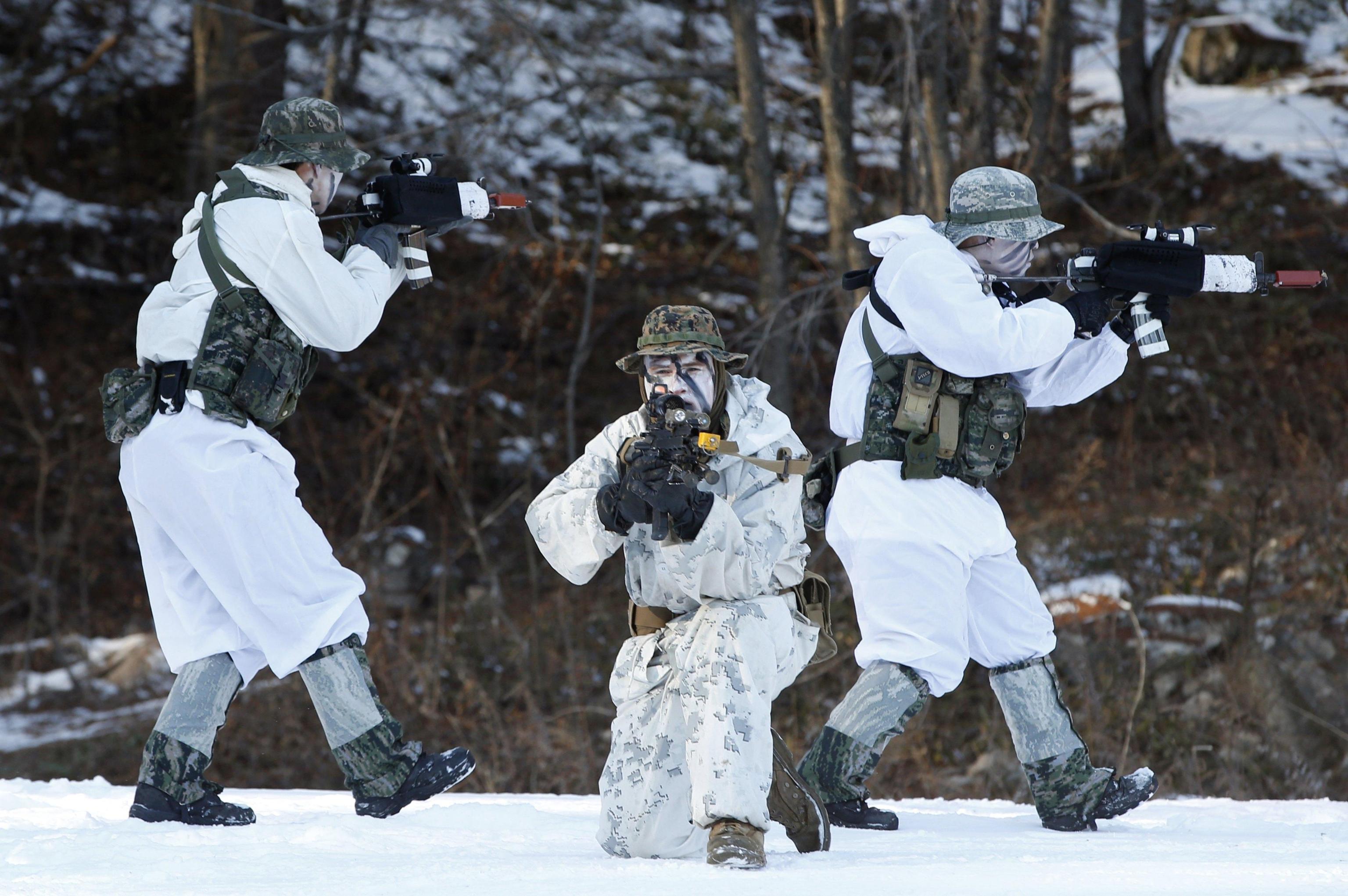 I soldati utilizzano tute mimetiche adatte alla stagione invernale