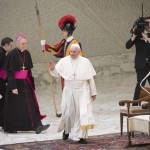 L’ingresso del Pontefice nella Sala Nervi per l’udienza generale L’ingresso del Pontefice nella Sala Nervi per l’udienza generale