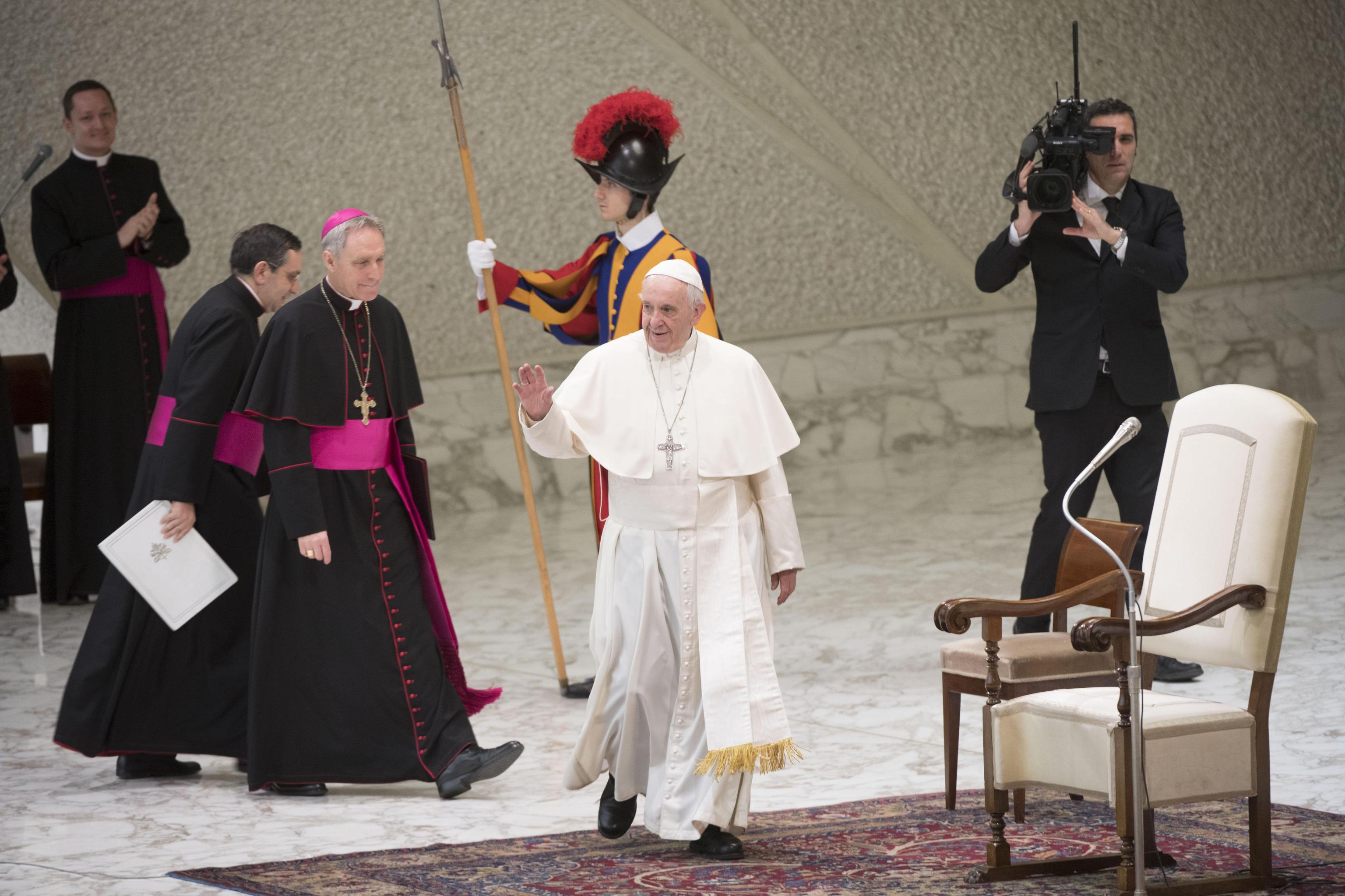 L’ingresso del Pontefice nella Sala Nervi per l’udienza generale L’ingresso del Pontefice nella Sala Nervi per l’udienza generale