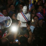Alcuni sostenitori del presidente Piñera mostrano il busto di Pinochet, l'ultimo dittatore del Cile