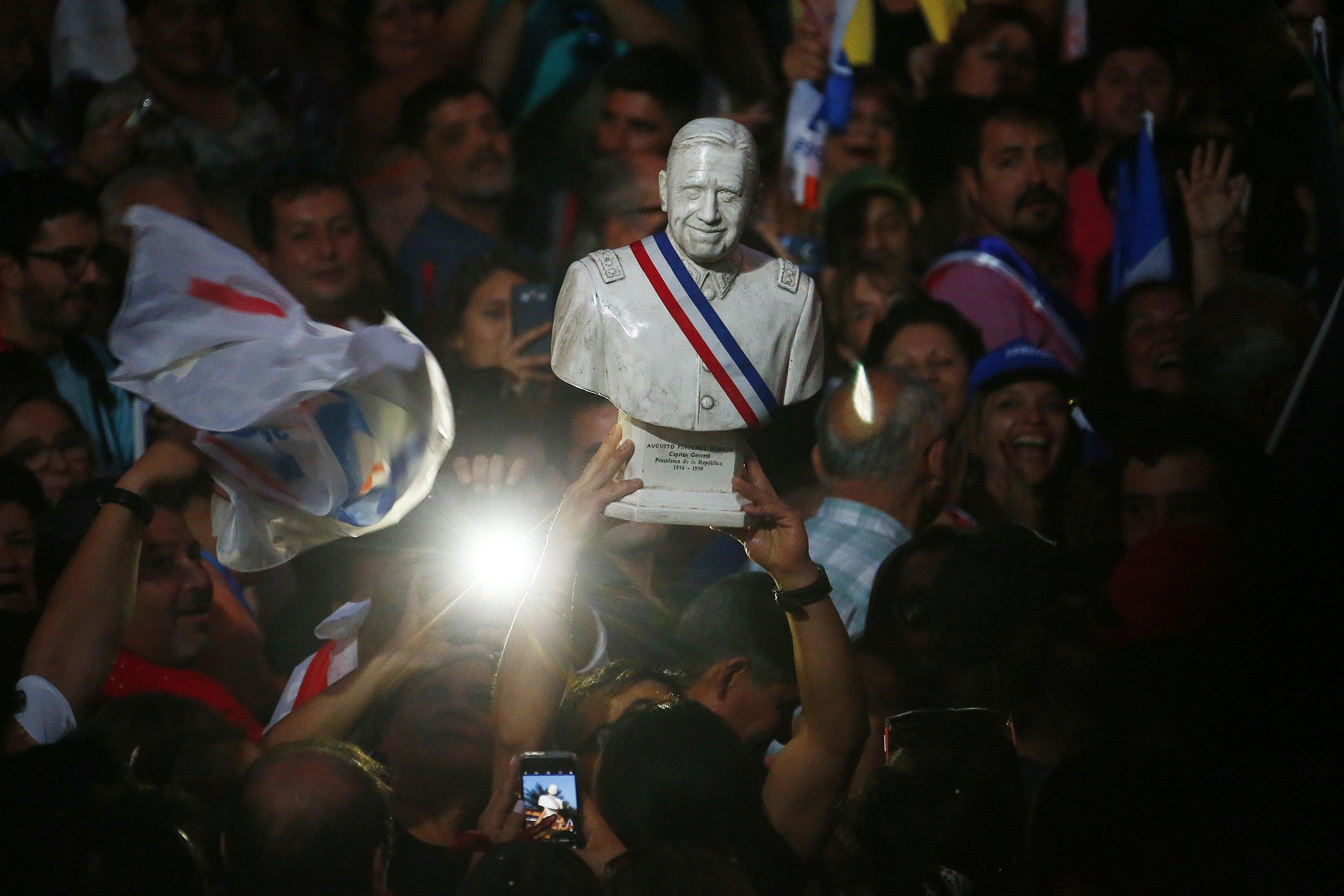 Alcuni sostenitori del presidente Piñera mostrano il busto di Pinochet, l'ultimo dittatore del Cile