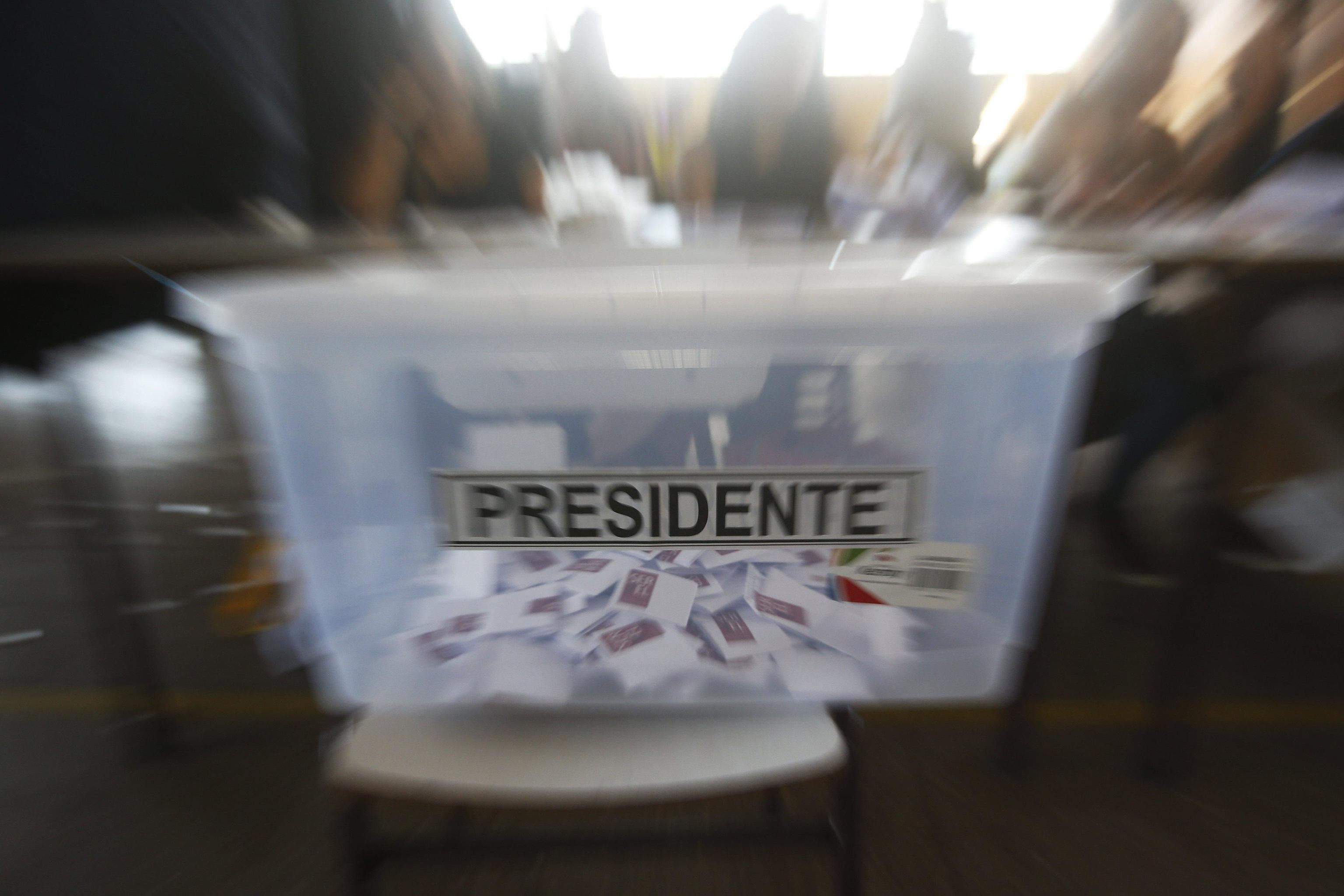 La foto mostra una delle scatole adibite al conteggio elettorale durante il secondo turno delle elezioni presidenziali