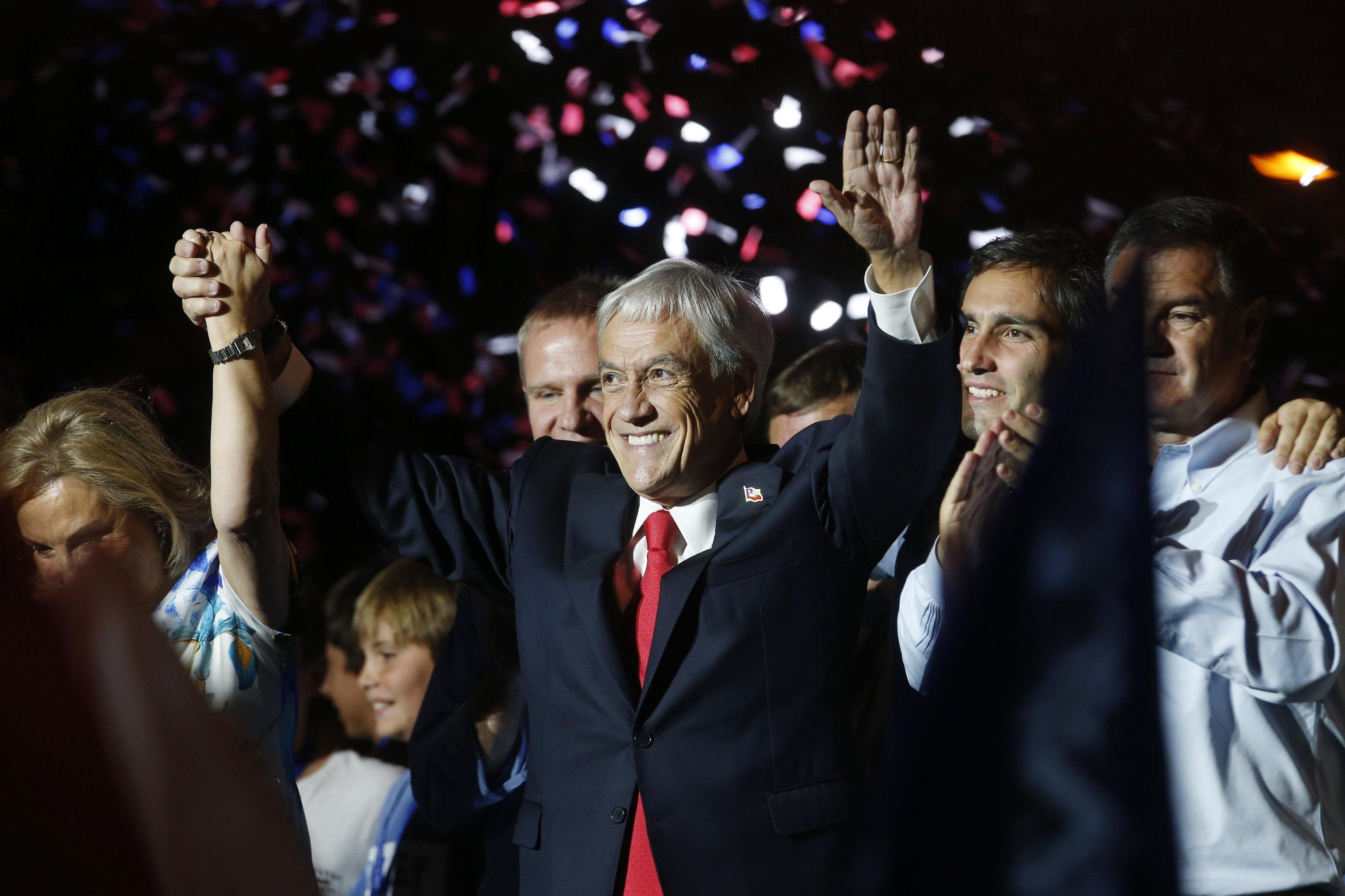 Il candidato conservatore e presidente Piñera festeggia la vittoria