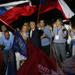 Sebastian Piñera festeggia il successo elettorale sventolando la bandiera del Cile