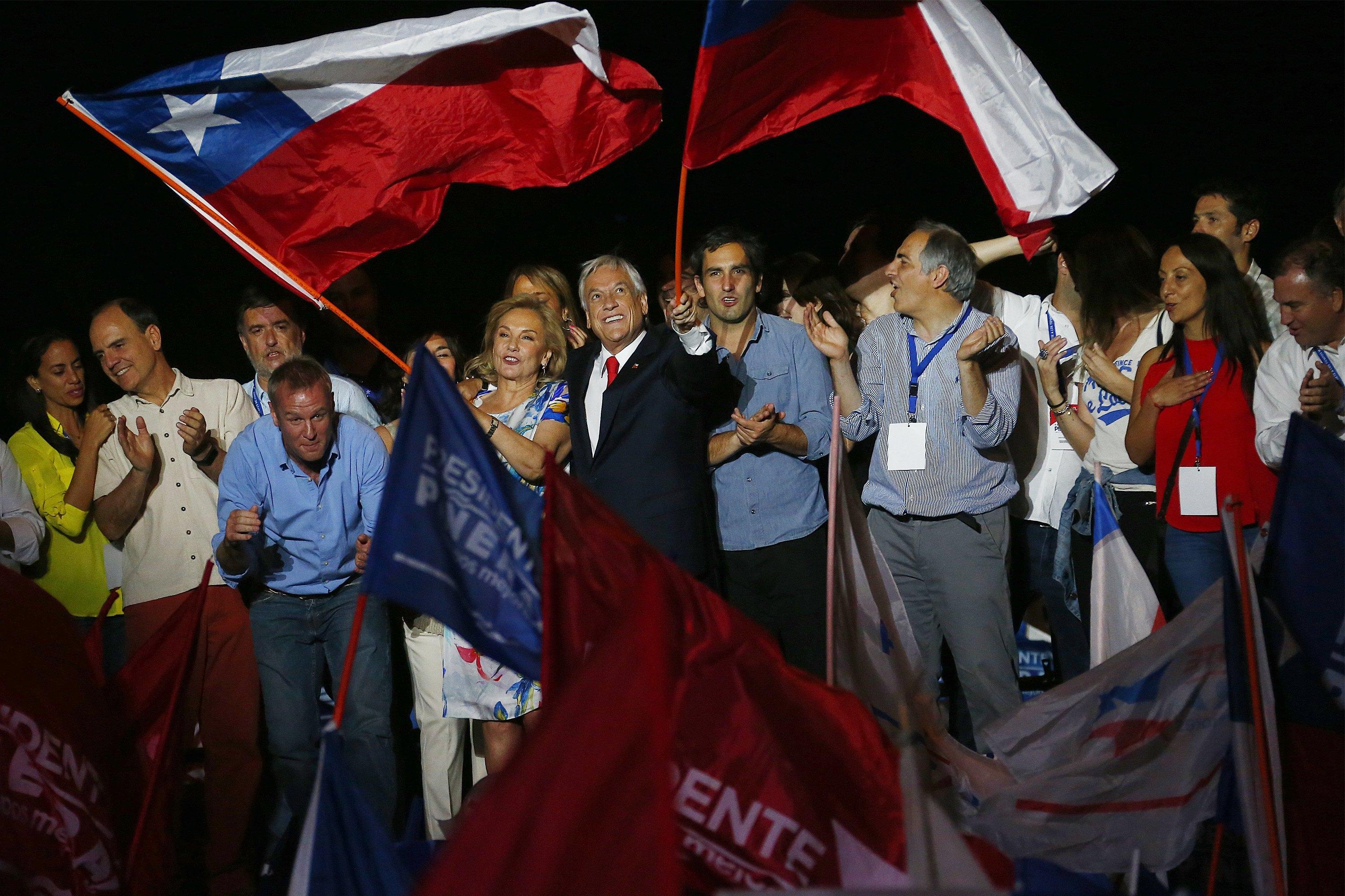 Sebastian Piñera festeggia il successo elettorale sventolando la bandiera del Cile