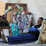 Alcuni pellegrini si sono appostati già da molte ore per le celebrazioni