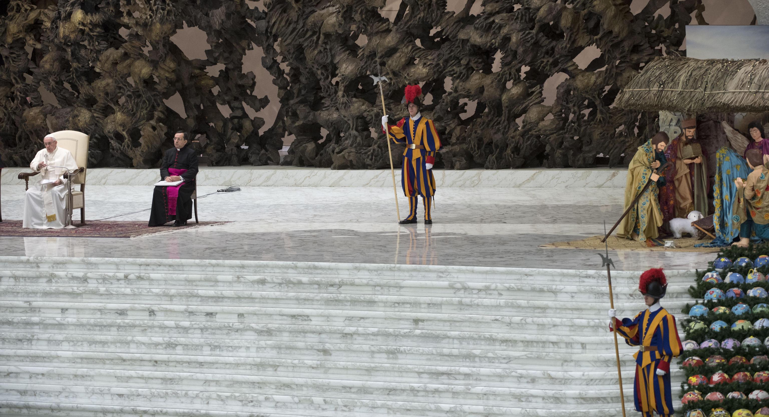 Il Papa con le Guardie Svizzere Il Papa con le Guardie Svizzere