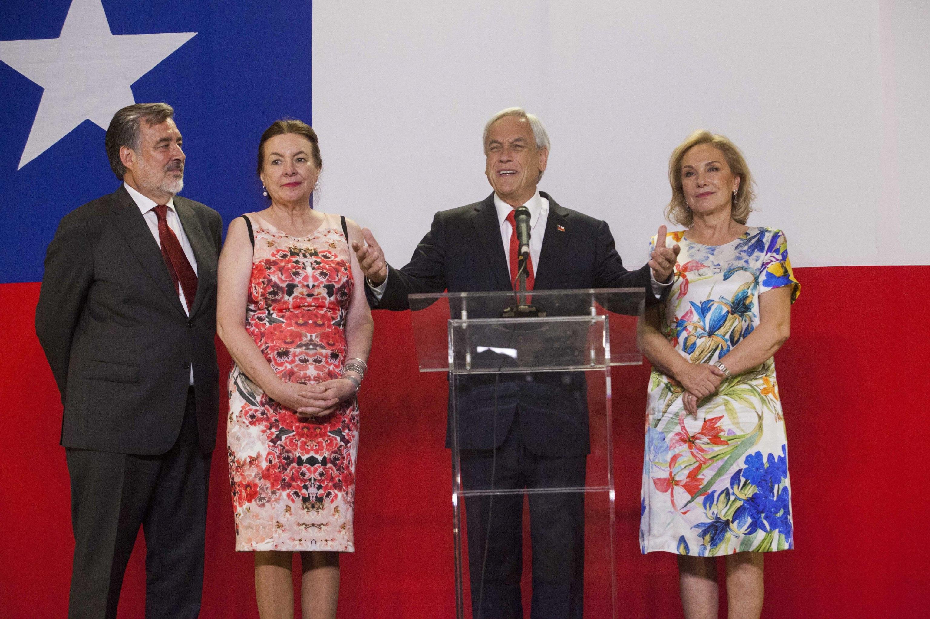 Nella foto i due candidati alle presidenziali cilene insieme alle rispettive mogli. A destra il futuro presidente Piñera