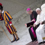 Il Pontefice, il Monsignore Georg Gänswein e una Guardia Svizzera Il Pontefice, il Monsignore Georg Gänswein e una Guardia Svizzera