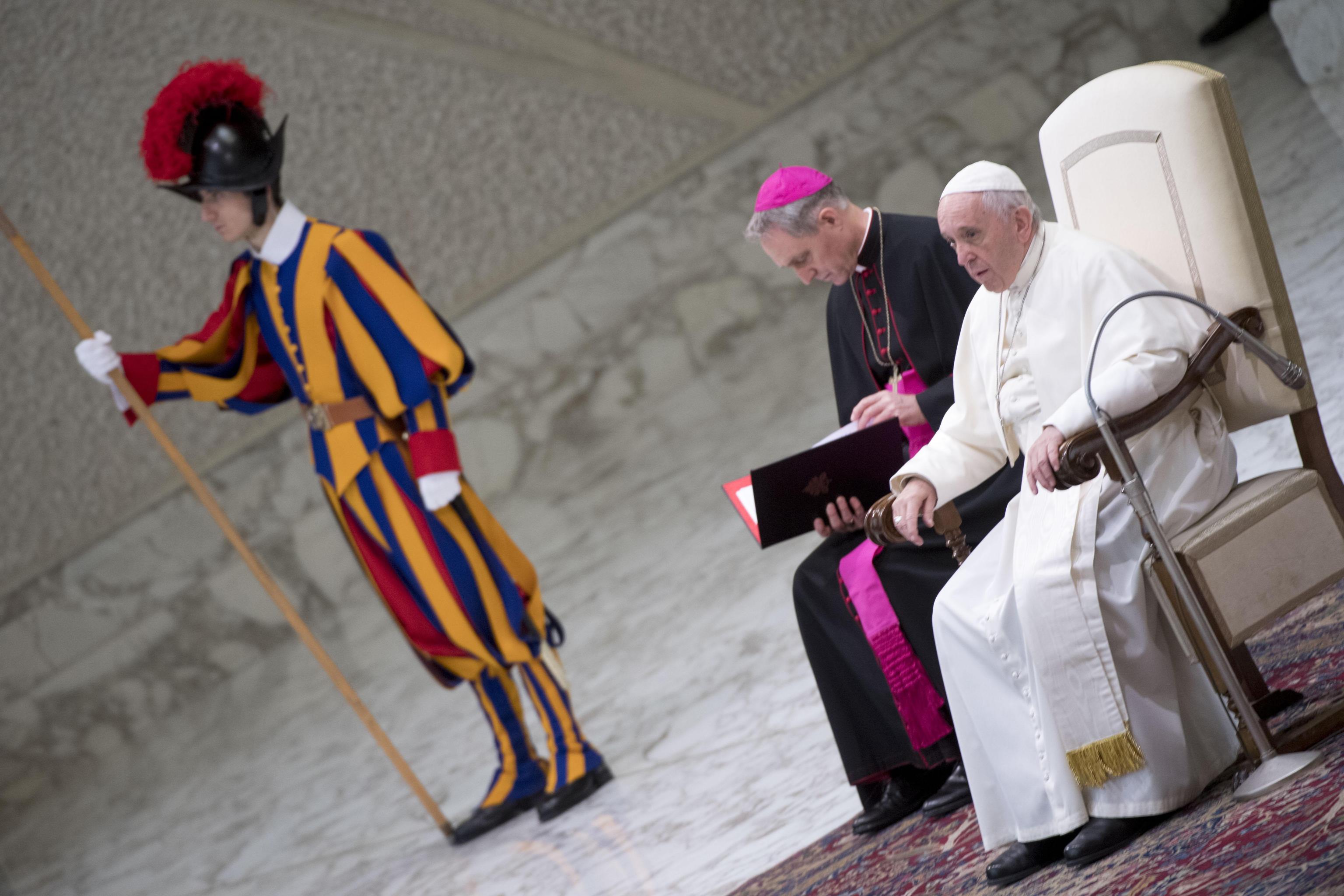 Il Pontefice, il Monsignore Georg Gänswein e una Guardia Svizzera Il Pontefice, il Monsignore Georg Gänswein e una Guardia Svizzera