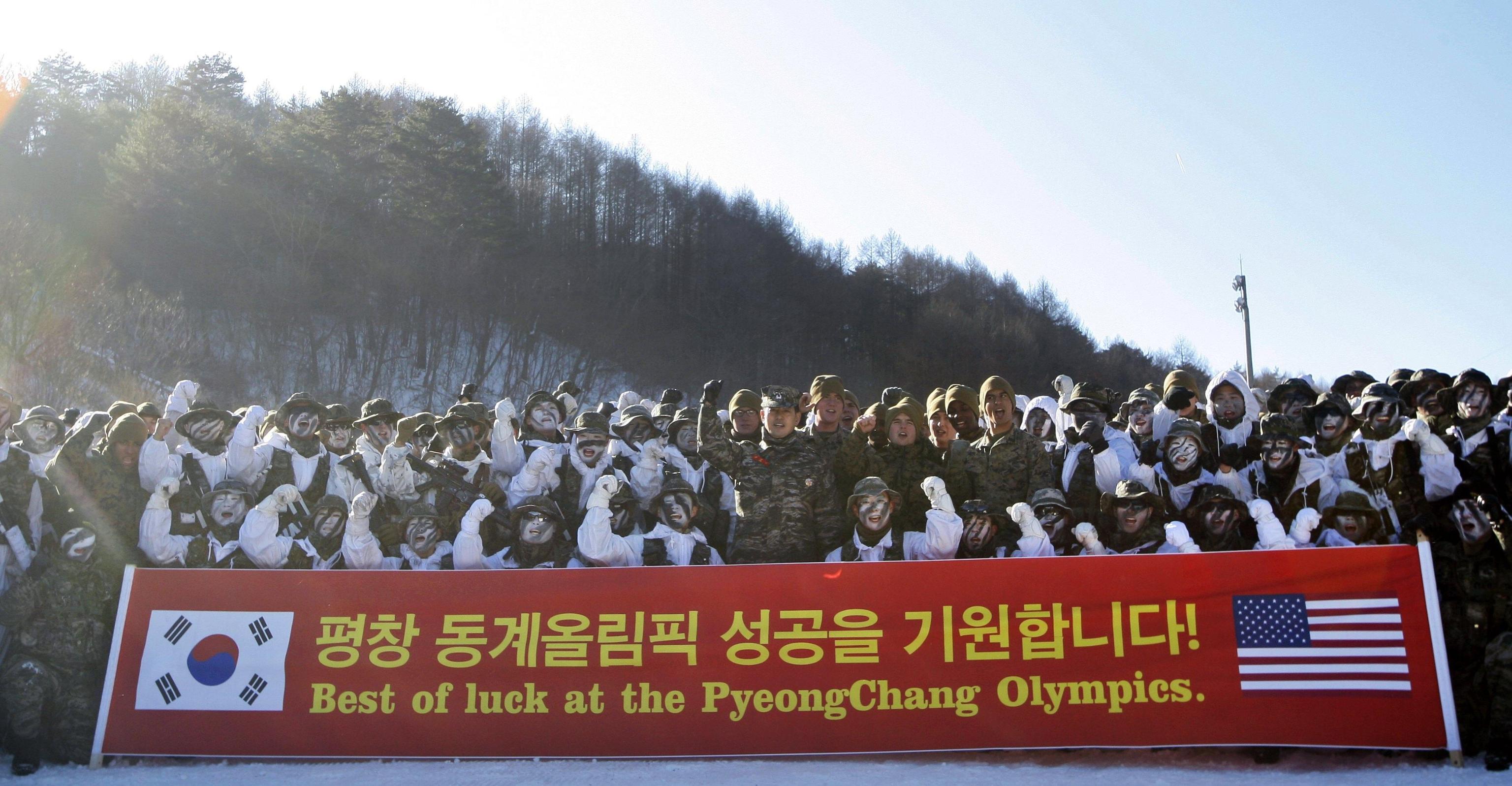 I soldati posano per una foto di gruppo e augurano buona fortuna per le prossime Olimpiadi agli atleti del mondo