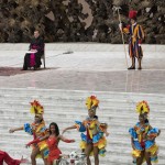 Durante l'udienza si è esibito il circo di Cuba Durante l'udienza si è esibito il circo di Cuba