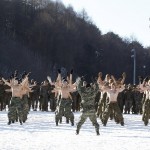 I marines americani e sudcoreani si allenano nella neve senza maglietta