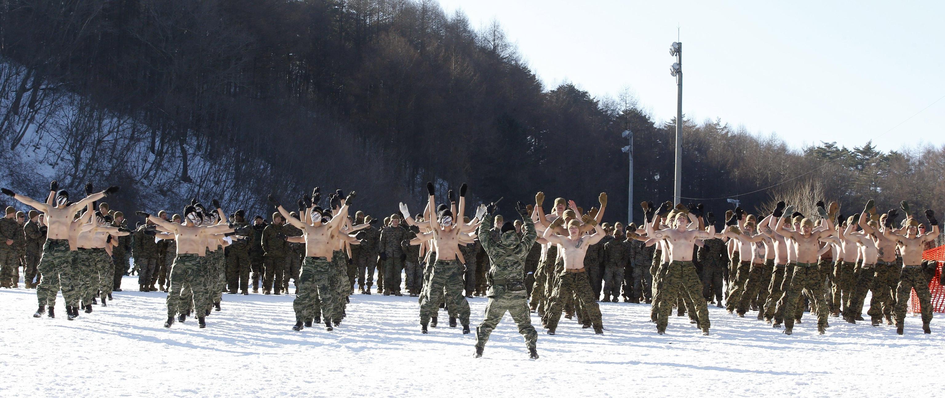 I marines americani e sudcoreani si allenano nella neve senza maglietta