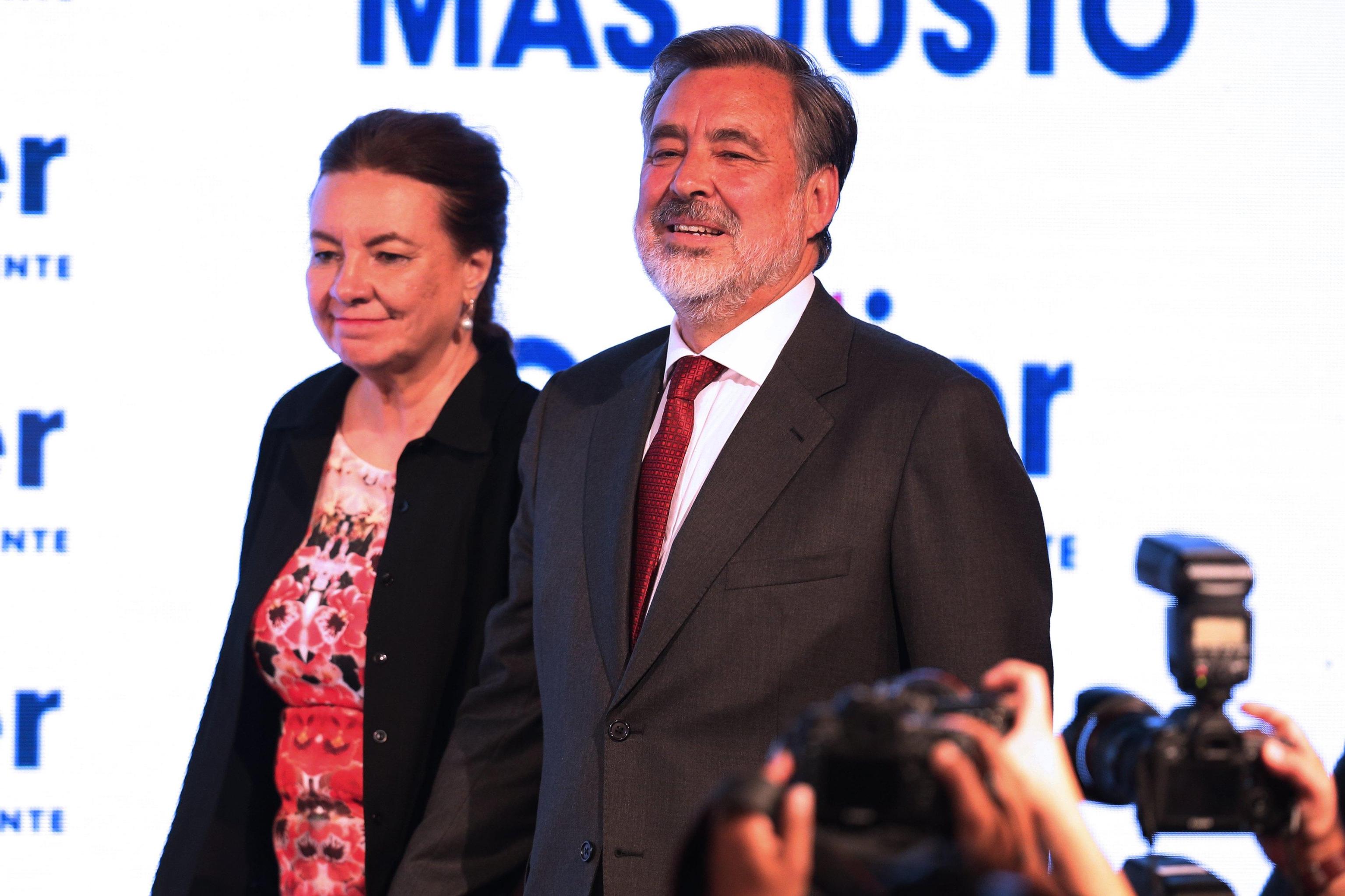 Il senatore progressista e candidato alla presidenza Alejandro Guillier insieme a sua moglie Cristina Fraga