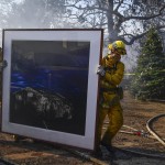 I pompieri mettono in salvo alcune opere d’arte in una villa di Bel Air