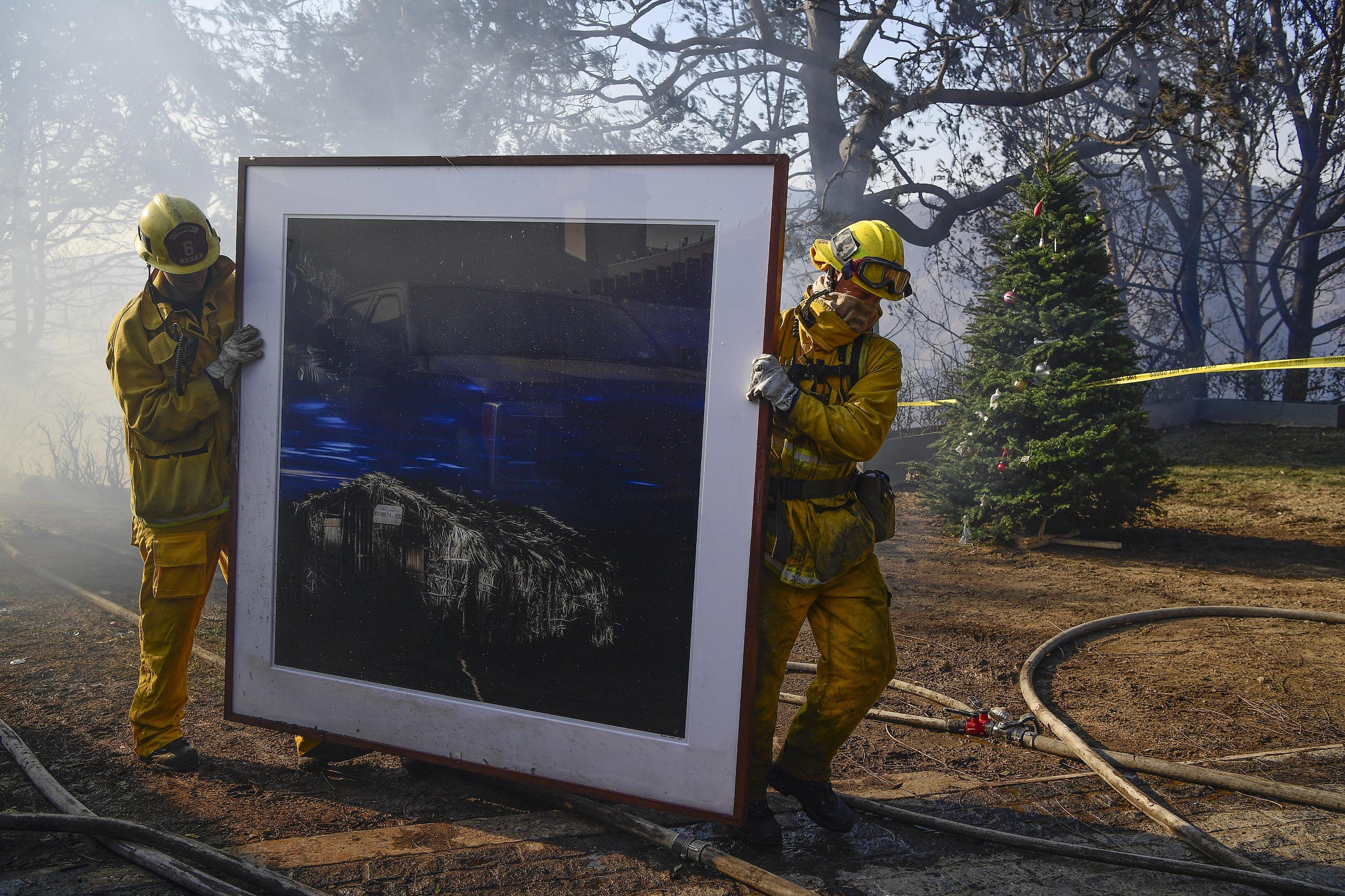 I pompieri mettono in salvo alcune opere d’arte in una villa di Bel Air