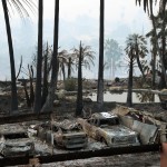 Auto bruciate fra le rovine del villaggio turistico ‘Hawaiian Village’ a Ventura