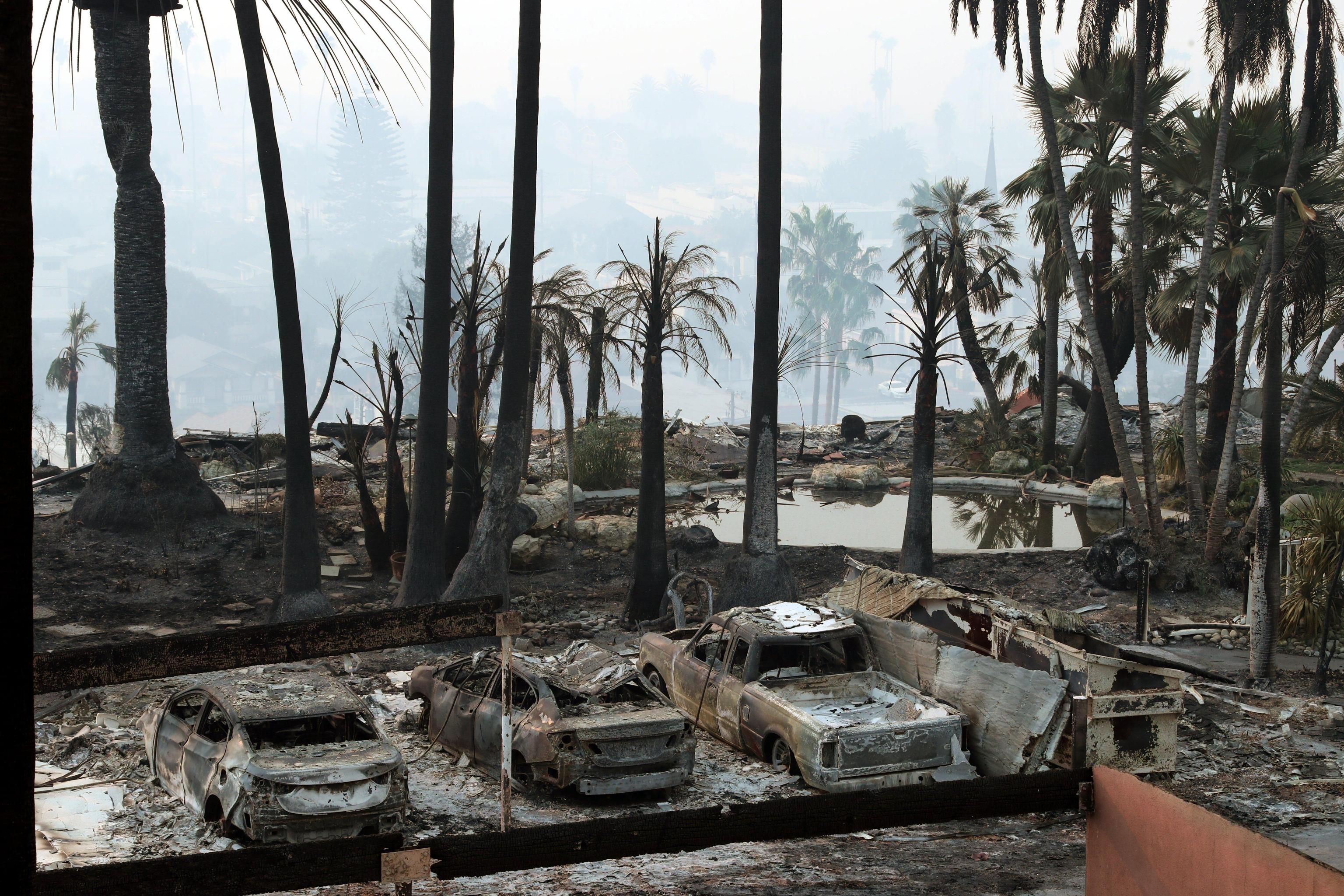 Auto bruciate fra le rovine del villaggio turistico ‘Hawaiian Village’ a Ventura