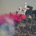 Un canadair in azione a Bel Air mentre sgancia del liquido ritardante