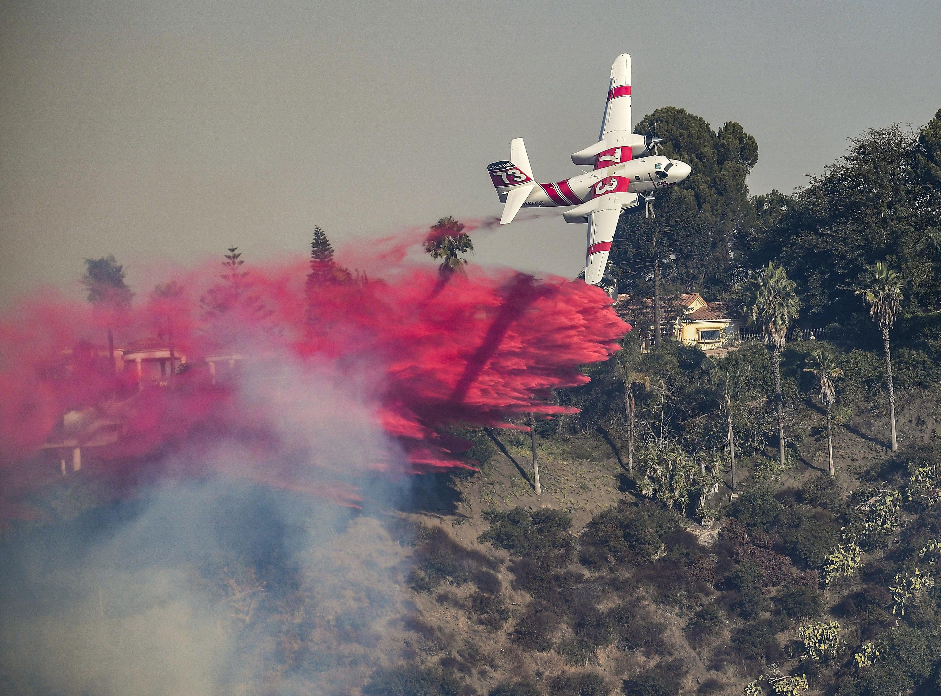 Un canadair in azione a Bel Air mentre sgancia del liquido ritardante