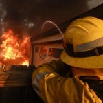 I pompieri di Los Angeles mentre spengono il fuoco in una casa a Lake View Terrace, California