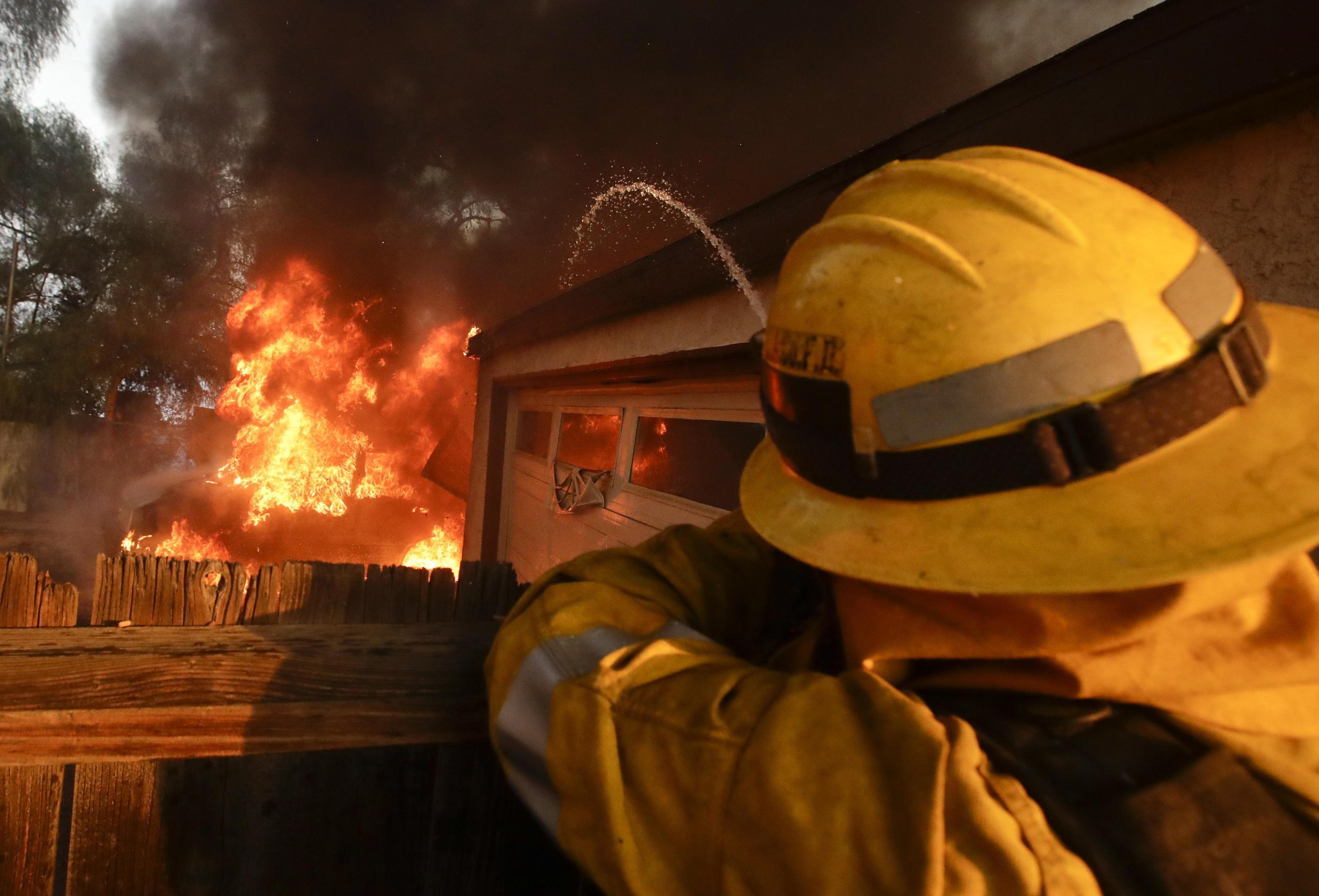 I pompieri di Los Angeles mentre spengono il fuoco in una casa a Lake View Terrace, California