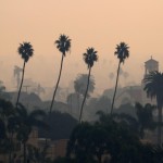 Il fumo dell’incendio Thomas mercoledì ha invaso il centro di Ventura, California